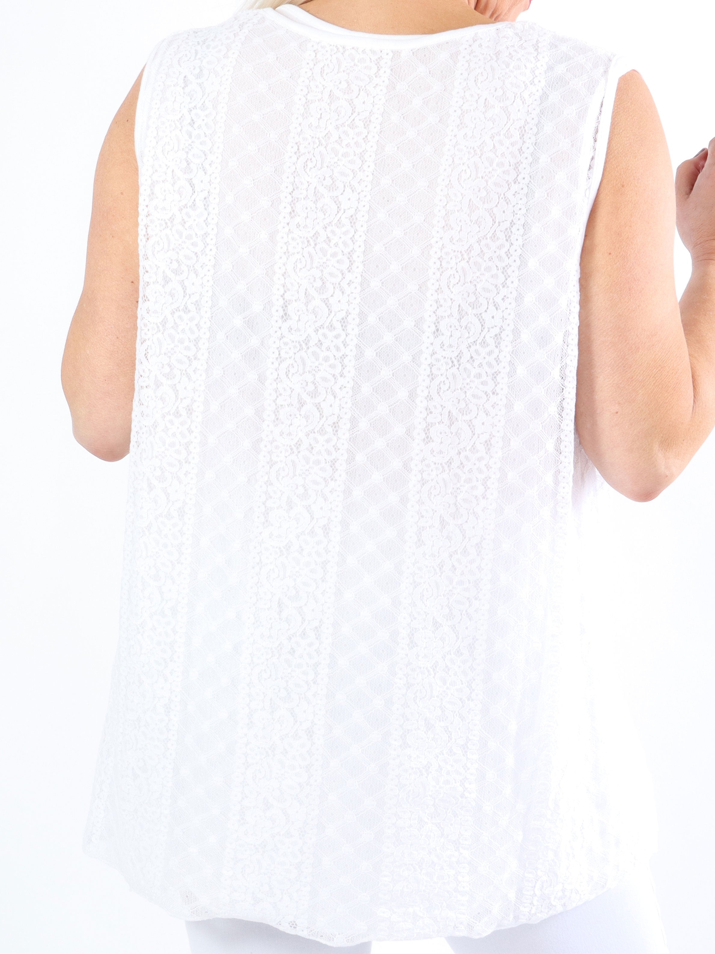 Estala - Söt plus size spetstopp utan ärmar